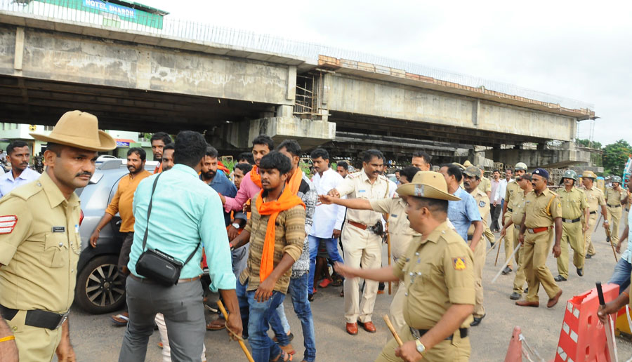 ಅನುಮತಿ ಇಲ್ಲದೆ ಪ್ರತಿಭಟನೆ: ಹಿಂಜಾವೇ ಕಾರ್ಯಕರ್ತರ ಬಂಧನ